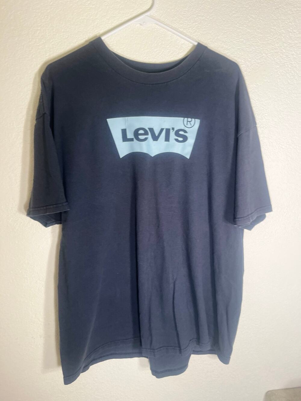 Levi's men's XXL blue T-shirt w/design-used good condition